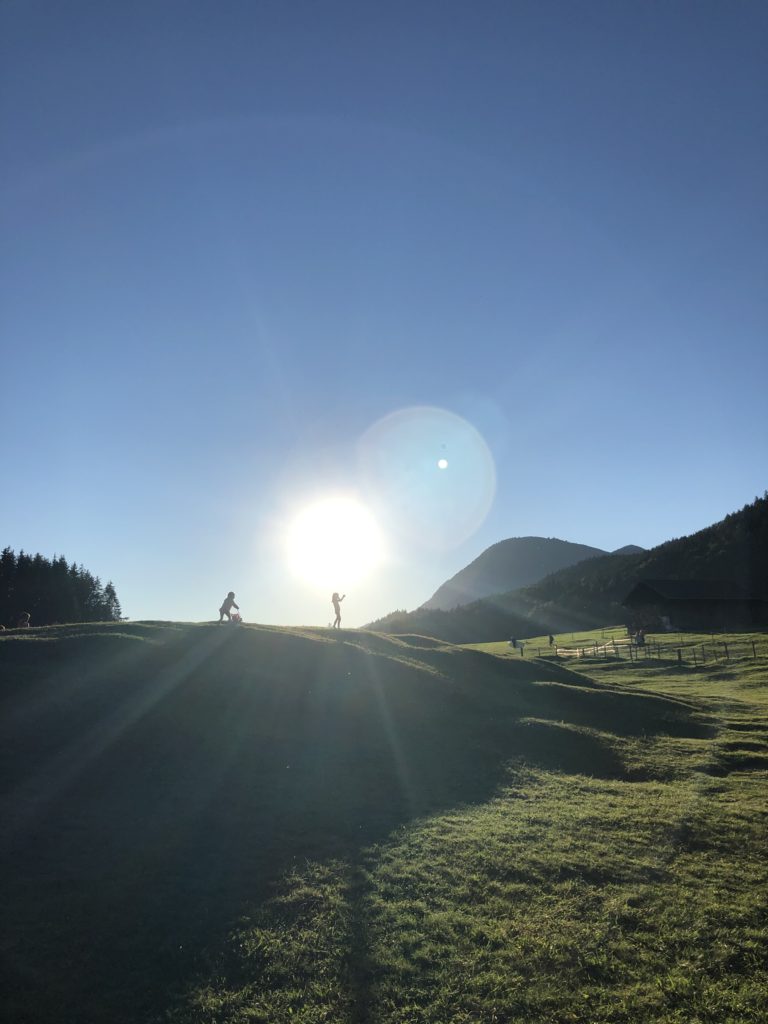 Zwei Kinder spielen auf einer Wiese im Sommer